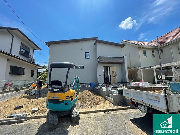 周辺は落ち着いた街並みの住宅地!子育てがしやすい住環境です!まだ未完成ですが、現地でしかわからない事もございます。是非一度ご覧ください。