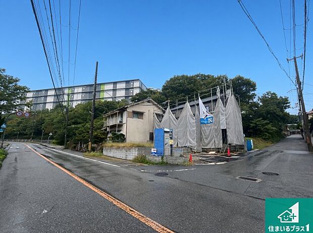 周辺は落ち着いた街並みの住宅地!子育てがしやすい住環境です!まだ未完成ですが、現地でしかわからない事もございます。是非一度ご覧ください。