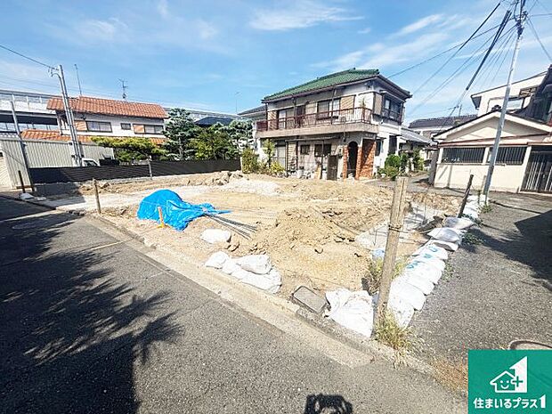 周辺は落ち着いた街並みの住宅地！子育てがしやすい住環境です！まだ未完成ですが、現地でしかわからない事もございます。是非一度ご覧ください。
