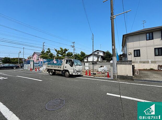 周辺は落ち着いた街並みの住宅地!子育てがしやすい住環境です!まだ未完成ですが、現地でしかわからない事もございます。是非一度ご覧ください。