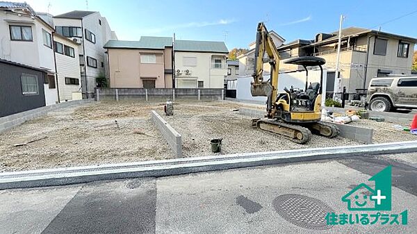 周辺は落ち着いた街並みの住宅地！子育てがしやすい住環境です！まだ未完成ですが、現地でしかわからない事もございます。是非一度ご覧ください。