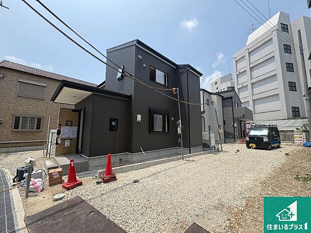 周辺は落ち着いた街並みの住宅地!子育てがしやすい住環境です!まだ未完成ですが、現地でしかわからない事もございます。是非一度ご覧ください。