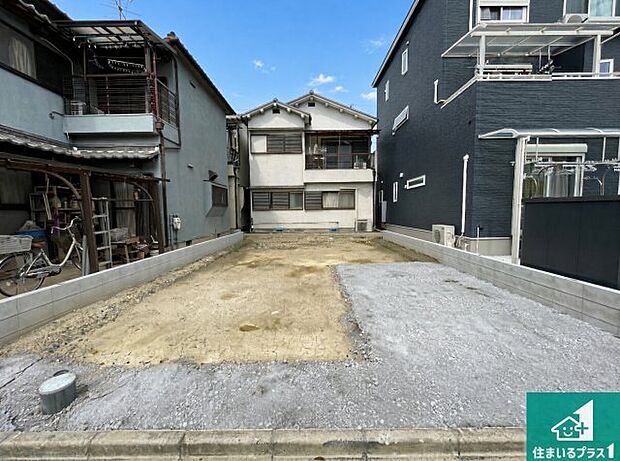 周辺は落ち着いた街並みの住宅地!子育てがしやすい住環境です!まだ未完成ですが、現地でしかわからない事もございます。是非一度ご覧ください。