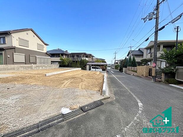 周辺は落ち着いた街並みの住宅地！子育てがしやすい住環境です！まだ未完成ですが、現地でしかわからない事もございます。是非一度ご覧ください。