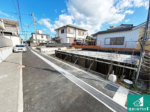 周辺は落ち着いた街並みの住宅地!子育てがしやすい住環境です!まだ未完成ですが、現地でしかわからない事もございます。是非一度ご覧ください。