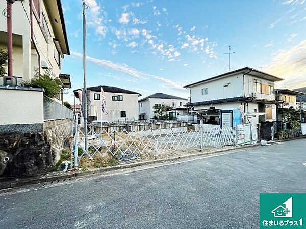 周辺は落ち着いた街並みの住宅地！子育てがしやすい住環境です！まだ未完成ですが、現地でしかわからない事もございます。是非一度ご覧ください。