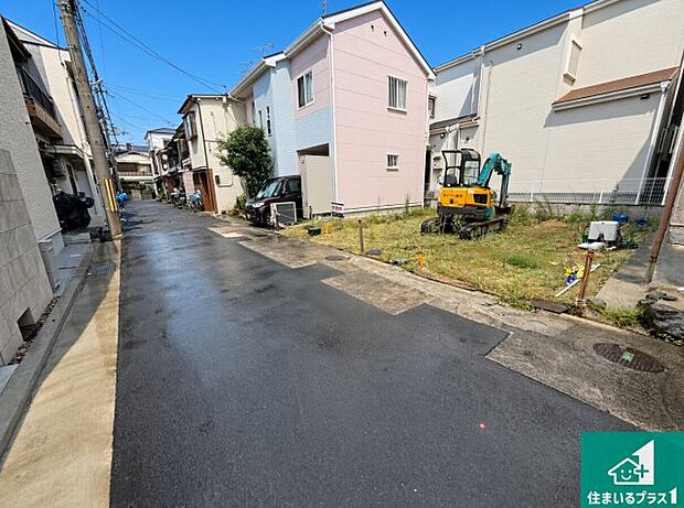 周辺は落ち着いた街並みの住宅地!子育てがしやすい住環境です!まだ未完成ですが、現地でしかわからない事もございます。是非一度ご覧ください。