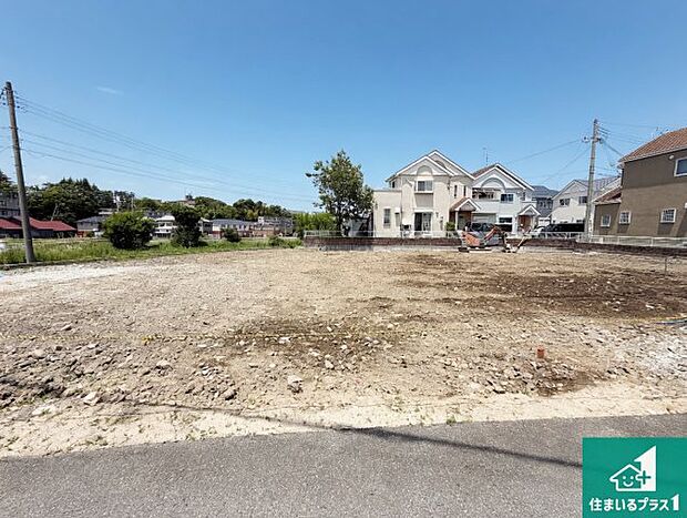 周辺は落ち着いた街並みの住宅地！子育てがしやすい住環境です！まだ未完成ですが、現地でしかわからない事もございます。是非一度ご覧ください。