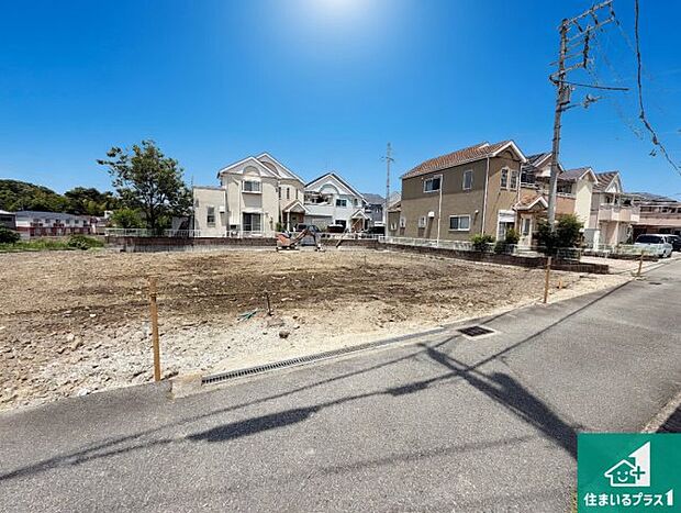 周辺は落ち着いた街並みの住宅地！子育てがしやすい住環境です！まだ未完成ですが、現地でしかわからない事もございます。是非一度ご覧ください。