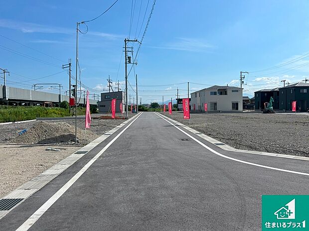 【前道含む現地写真】前面道路は交通量も少なく、駐車もスムーズです。