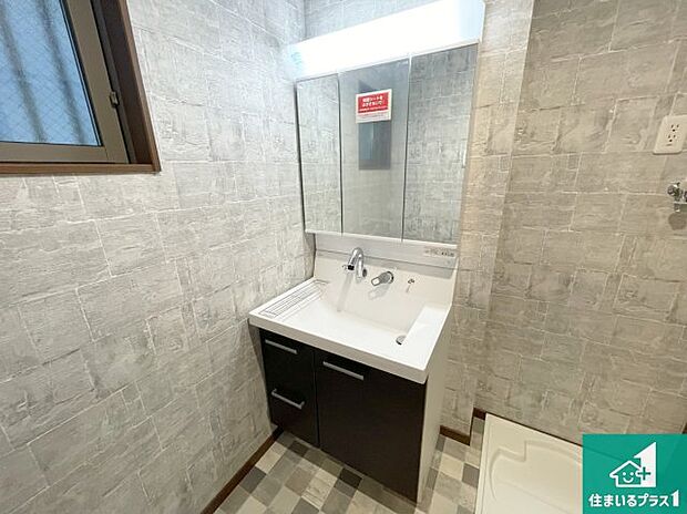 【独立洗面台】清潔感のある洗面台です。フラットな鏡は掃除がしやすく毎日清潔!鏡裏には収納があるのでスッキリとした洗面台が保てます。