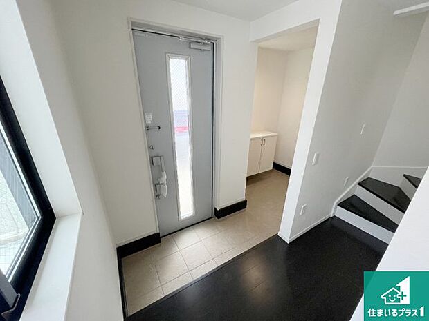 【玄関】シューズボックスにはたくさんの靴が収納できるので玄関周りはいつもスッキリ！ご家族が増えても安心！