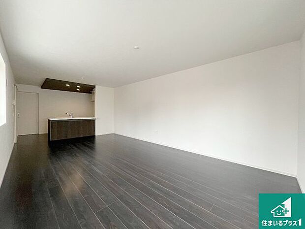 【居間・リビング】日当たり良好の明るいリビングで朝の目覚めもスッキリできそう！対面キッチンでご家族のコミュニケーションも自然と増える設計！小さなお子様が遊ぶスペースを作っても広々とくつろげるLDK！