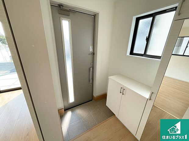 【玄関】シューズボックスにはたくさんの靴が収納できるので玄関周りはいつもスッキリ!ご家族が増えても安心!