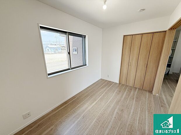 【洋室】寝室は心地よい眠りについてもらいたくて、シンプルかつ開放的な空間な設計にしています!大きな窓から差し込む日が心地いいです♪