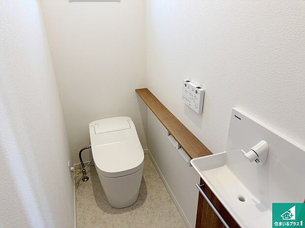 【トイレ】1・2階の2ヶ所にあるので、朝の忙しい時間の順番待ちもなく、深夜の利用にも大変便利です。