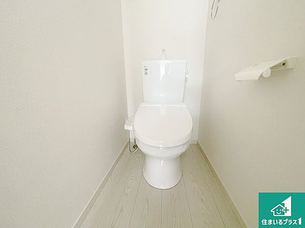 【トイレ】1・2階の2ヶ所にあるので、朝の忙しい時間の順番待ちもなく、深夜の利用にも大変便利です。