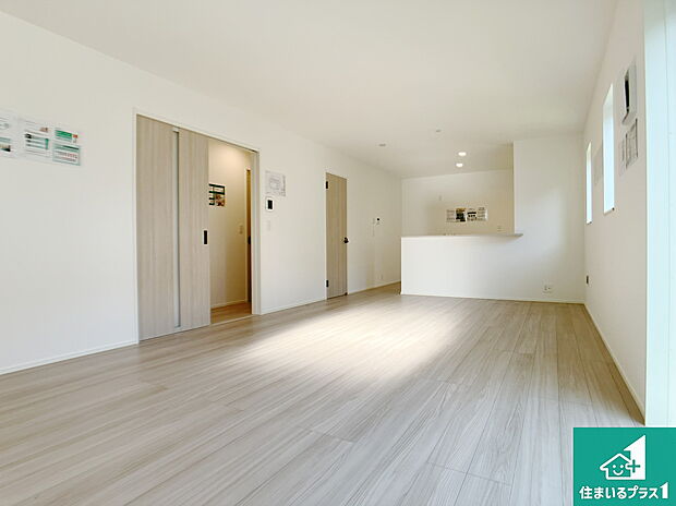 【居間・リビング】日当たり良好の明るいリビングで朝の目覚めもスッキリできそう!対面キッチンでご家族のコミュニケーションも自然と増える設計!小さなお子様が遊ぶスペースを作っても広々とくつろげるLDK!