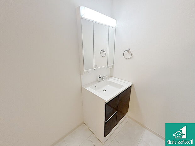 【独立洗面台】清潔感のある洗面台です。フラットな鏡は掃除がしやすく毎日清潔!鏡裏には収納があるのでスッキリとした洗面台が保てます。