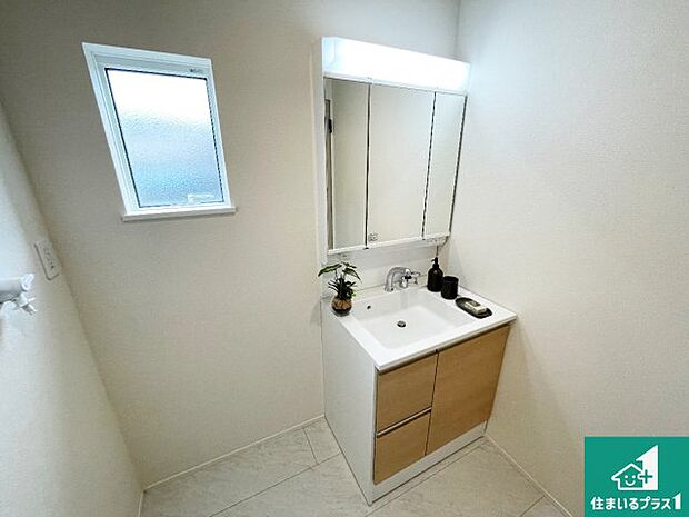【独立洗面台】清潔感のある洗面台です。フラットな鏡は掃除がしやすく毎日清潔!鏡裏には収納があるのでスッキリとした洗面台が保てます。