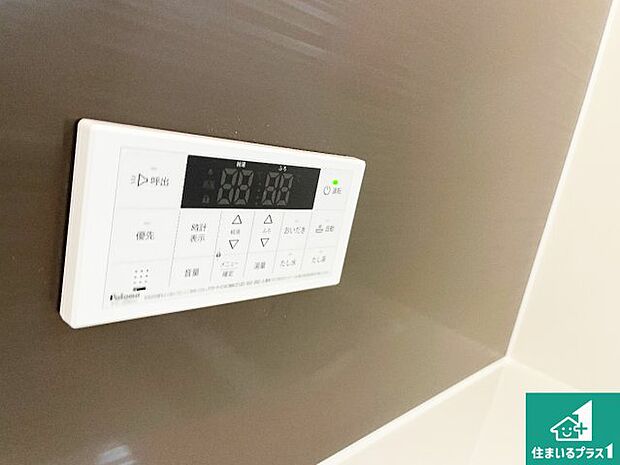 【給湯器リモコン(浴室側)】省エネタイプの給湯器でお湯はり・追い炊き自由自在!お子様から高齢者の方まで、みんなが操作しやすいボタン配置です。