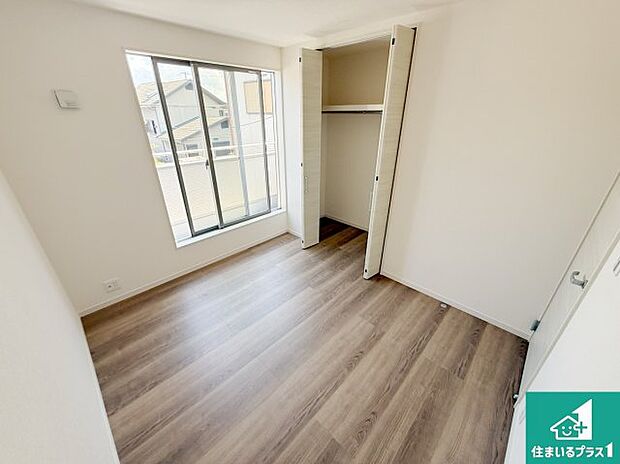 【洋室】シンプルな洋室は、自分好みのインテリアが楽しめます♪ご家族とインテリアや家具を選びに行くのは新築購入時の醍醐味の一つです。ぜひお楽しみください♪