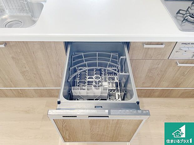 【食洗機】食事後の一仕事、食器洗いをボタン一つでお任せできちゃいます!場所を取らないビルトイン式なので、お料理スペースもしっかり確保!