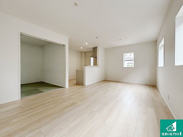 【居間・リビング】日当たり良好の明るいリビングで朝の目覚めもスッキリできそう!対面キッチンでご家族のコミュニケーションも自然と増える設計!小さなお子様が遊ぶスペースを作っても広々とくつろげるLDK!