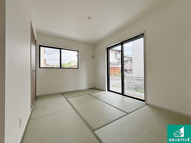 【和室】一室あると便利な和室は客間としてだけでなく、小さなお子様のプレイルームや食後のくつろぎスペースとしてもご利用いただけます。収納もついていますので大活躍間違いなし!