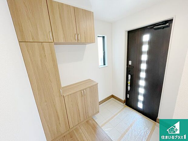 【玄関】シューズボックスにはたくさんの靴が収納できるので玄関周りはいつもスッキリ!ご家族が増えても安心!