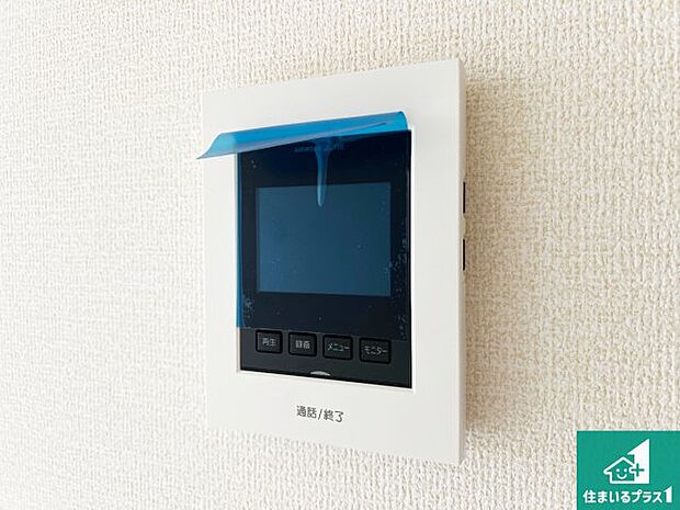 【カラーモニターインターホン】声だけでなく来訪者の姿や顔がモニターで確認できるので、小さなお子様がいらっしゃるご家庭でも安心できます!
