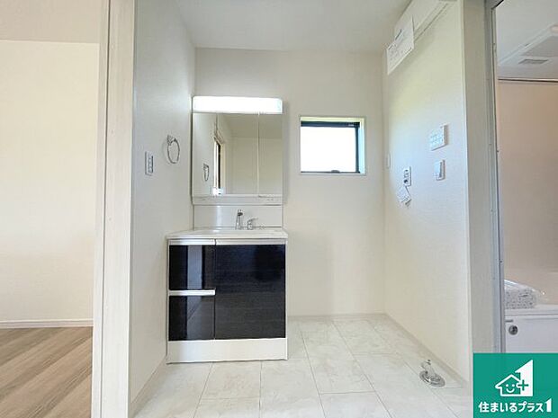 【独立洗面台】清潔感のある洗面台です。フラットな鏡は掃除がしやすく毎日清潔!鏡裏には収納があるのでスッキリとした洗面台が保てます。