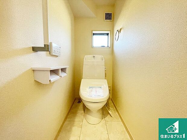 【独立洗面台】清潔感のある洗面台です。フラットな鏡は掃除がしやすく毎日清潔!ホースは引き出して使えるので洗顔やお掃除の際に便利です!