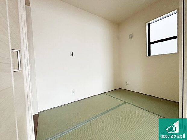 【和室】一室あると便利な和室は客間としてだけでなく、小さなお子様のプレイルームや食後のくつろぎスペースとしてもご利用いただけます。収納もついていますので大活躍間違いなし!