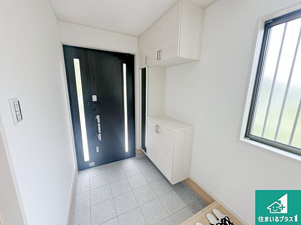 【玄関】シューズボックスにはたくさんの靴が収納できるので玄関周りはいつもスッキリ!ご家族が増えても安心!