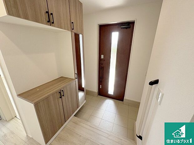 【玄関】シューズボックスにはたくさんの靴が収納できるので玄関周りはいつもスッキリ!ご家族が増えても安心!