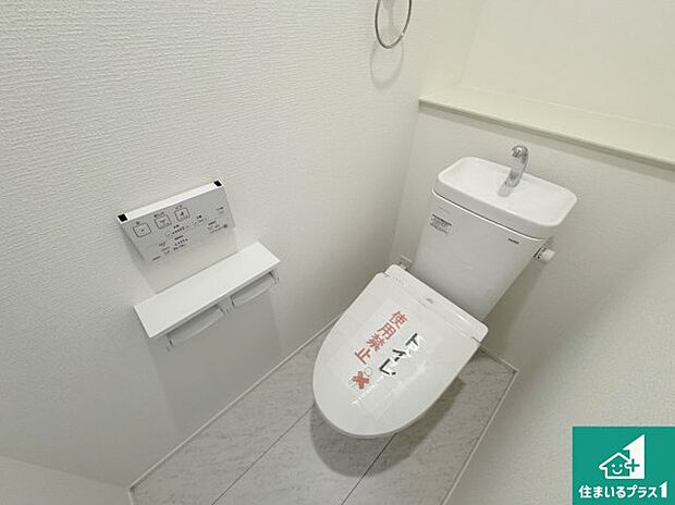 【トイレ】1・2階の2ヶ所にあるので、朝の忙しい時間の順番待ちもなく、深夜の利用にも大変便利です。