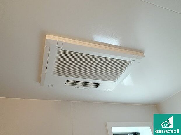 【浴室暖房乾燥機】四季を通して快適なバスライフをお手伝いする浴室暖房乾燥機!浴室の乾燥・暖房・涼風・換気はもちろん、24時間換気にも対応!