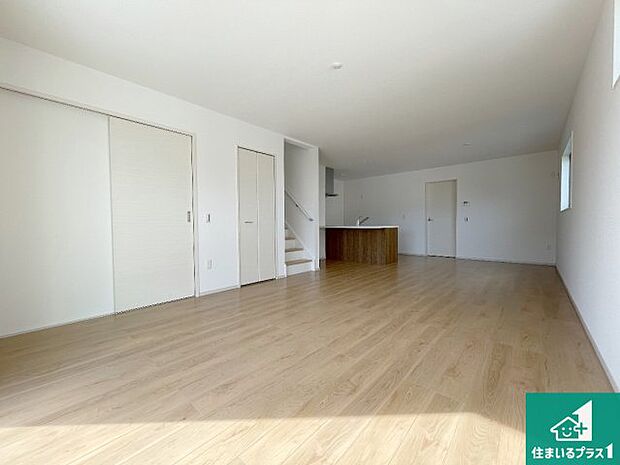 【居間・リビング】日当たり良好の明るいリビングで朝の目覚めもスッキリできそう!対面キッチンでご家族のコミュニケーションも自然と増える設計!小さなお子様が遊ぶスペースを作っても広々とくつろげるLDK!