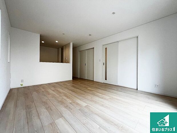 【居間・リビング】日当たり良好の明るいリビングで朝の目覚めもスッキリできそう!対面キッチンでご家族のコミュニケーションも自然と増える設計!小さなお子様が遊ぶスペースを作っても広々とくつろげるLDK!