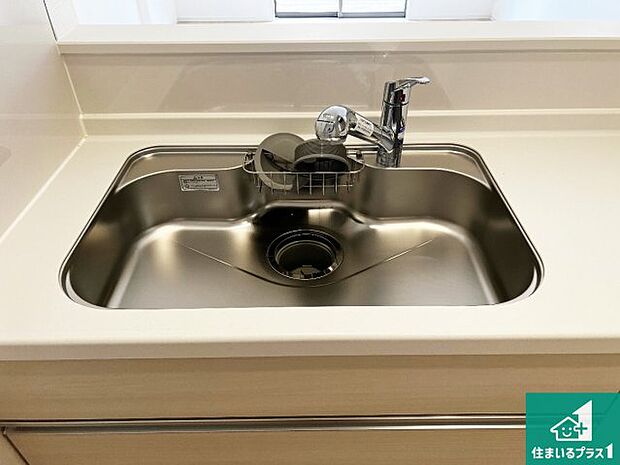 【キッチンシンク】蛇口の先端に浄水器を内蔵しています!原水と浄水、お湯と冷水、シャワーの切替えがワンタッチなので用途によって使い分けられます。