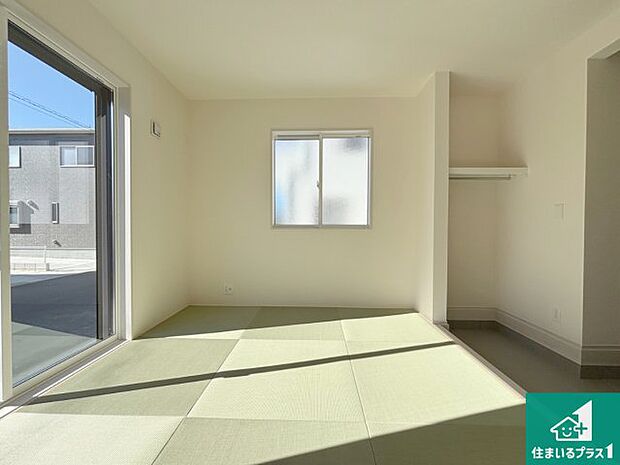【和室】一室あると便利な和室は客間としてだけでなく、小さなお子様のプレイルームや食後のくつろぎスペースとしてもご利用いただけます。収納もついていますので大活躍間違いなし!