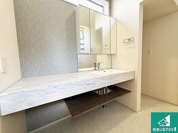 【独立洗面台】清潔感のある洗面台です。フラットな鏡は掃除がしやすく毎日清潔!鏡裏には収納があるのでスッキリとした洗面台が保てます。