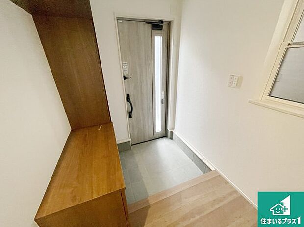 【玄関】シューズボックスにはたくさんの靴が収納できるので玄関周りはいつもスッキリ!ご家族が増えても安心!