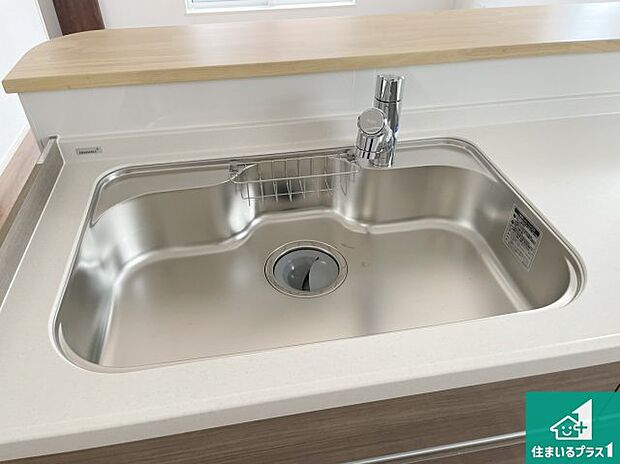 【キッチンシンク】蛇口の先端に浄水器を内蔵しています!原水と浄水、お湯と冷水、シャワーの切替えがワンタッチなので用途によって使い分けられます。