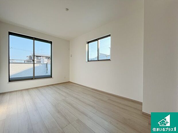 【洋室】各部屋にクローゼット付で家具いらずでお部屋もすっきり出来ます。