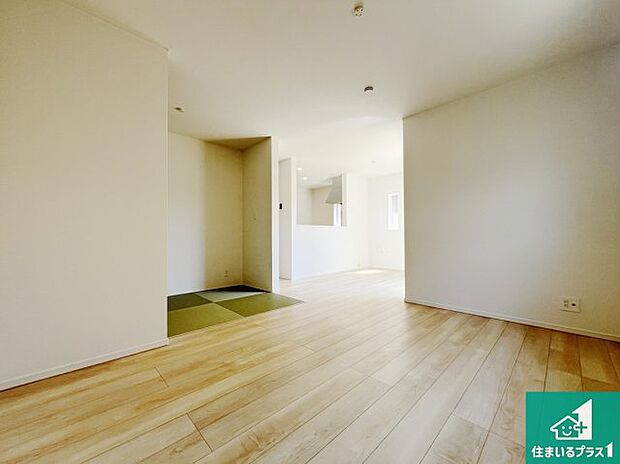 【居間・リビング】日当たり良好の明るいリビングで朝の目覚めもスッキリできそう!対面キッチンでご家族のコミュニケーションも自然と増える設計!小さなお子様が遊ぶスペースを作っても広々とくつろげるLDK!