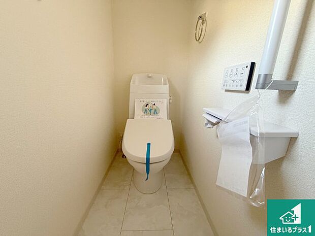 【トイレ】1・2階の2ヶ所にあるので、朝の忙しい時間の順番待ちもなく、深夜の利用にも大変便利です。