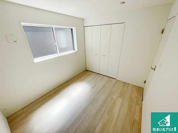 【洋室】シンプルな洋室は、自分好みのインテリアが楽しめます♪ご家族とインテリアや家具を選びに行くのは新築購入時の醍醐味の一つです。ぜひお楽しみください♪