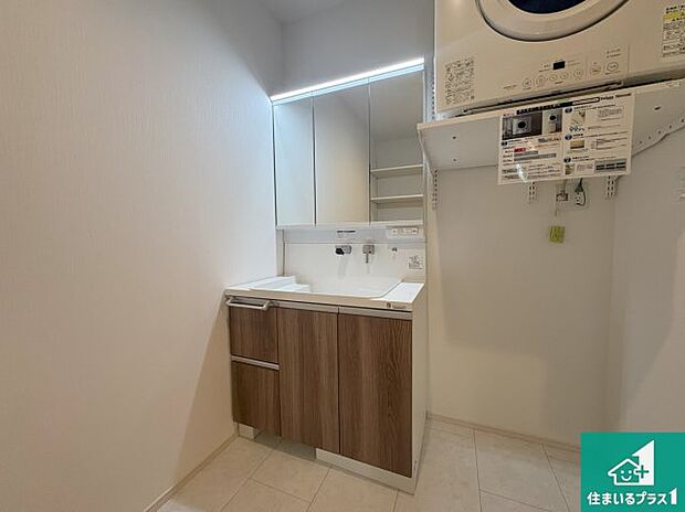 【独立洗面台】清潔感のある洗面台です。フラットな鏡は掃除がしやすく毎日清潔!鏡裏には収納があるのでスッキリとした洗面台が保てます。